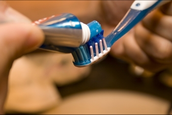  8 أخطاء ترتكبها عند استخدام فرشاة الأسنان