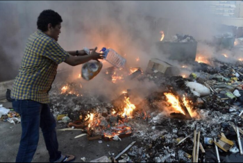  حرق القمامة خطر قاتل يهدد صحة أهالي شارع الأمن الغذائي بالزقازيق