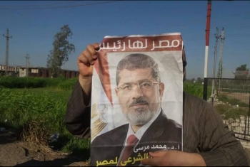  سلاسل بشرية لثوار منيا القمح ترفع صور الرئيس مرسي