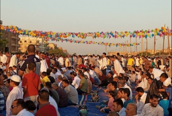  بالصور.. الآلاف يؤدون صلاة العيد بالعاشر من رمضان