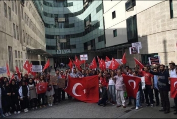  أتراك يتظاهرون بلندن احتجاجًا على تغطية 