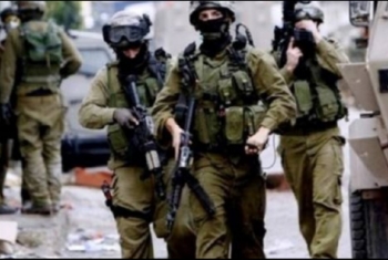  قوات الاحتلال الصهيوني تعتقل شاباً بالخليل
